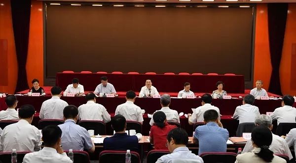 國(guó)資委與中央企業(yè)簽訂經(jīng)營(yíng)業(yè)績(jī)責(zé)任書(shū)，郝鵬強(qiáng)調(diào)要全力以赴穩(wěn)增長(zhǎng)切實(shí)發(fā)揮好“穩(wěn)定器”作用